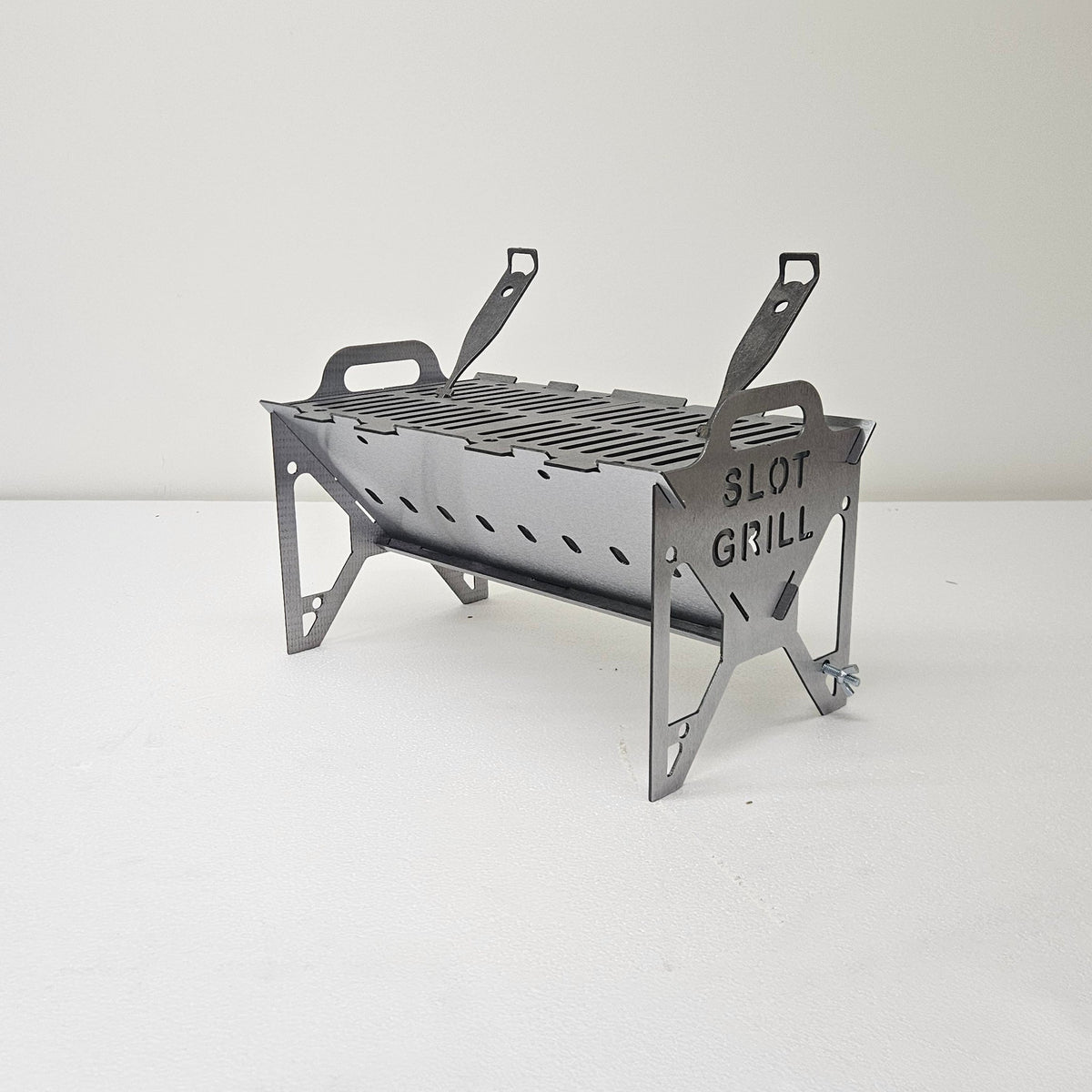Slot Grill Compact, 12-gauge carbon steel with a 16.25" x 9" cooking area, assembled with slotted grill grates