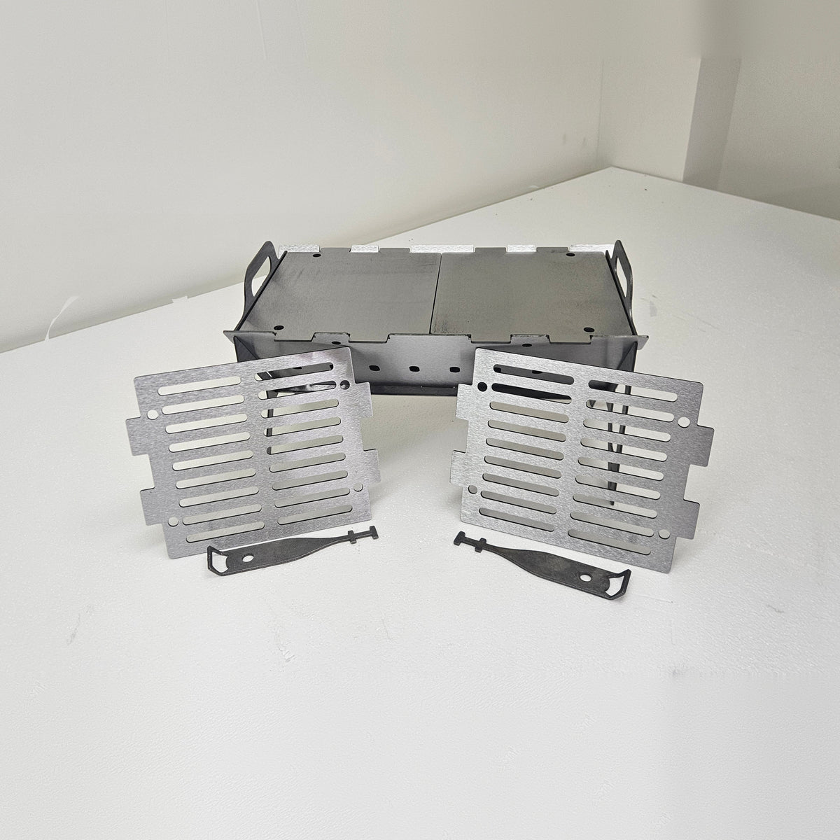 Slot Grill Compact with two solid griddle plates on top and two slotted grates in front